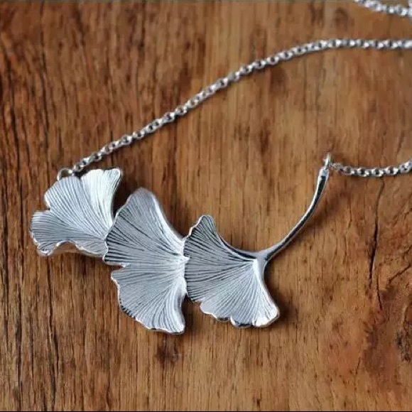 Oriental Gingko Leaf Minimalist Plant Necklace - Picture 7 of 8